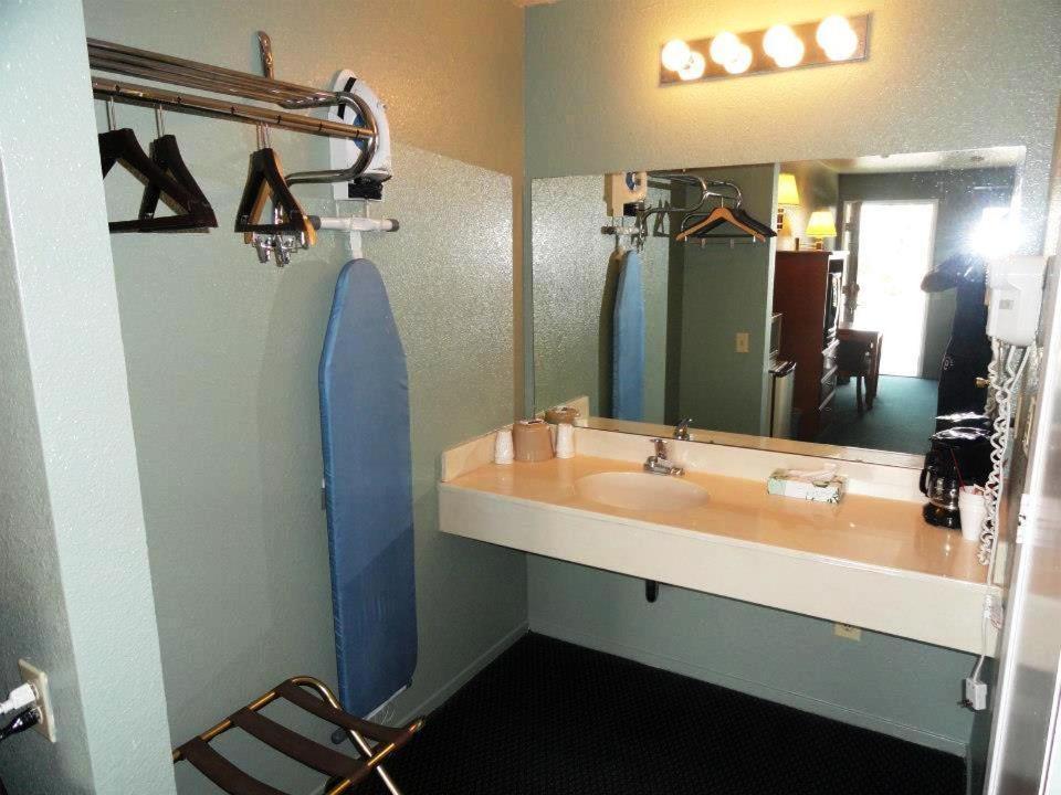 Applegate Inn Atwater Bagian luar foto