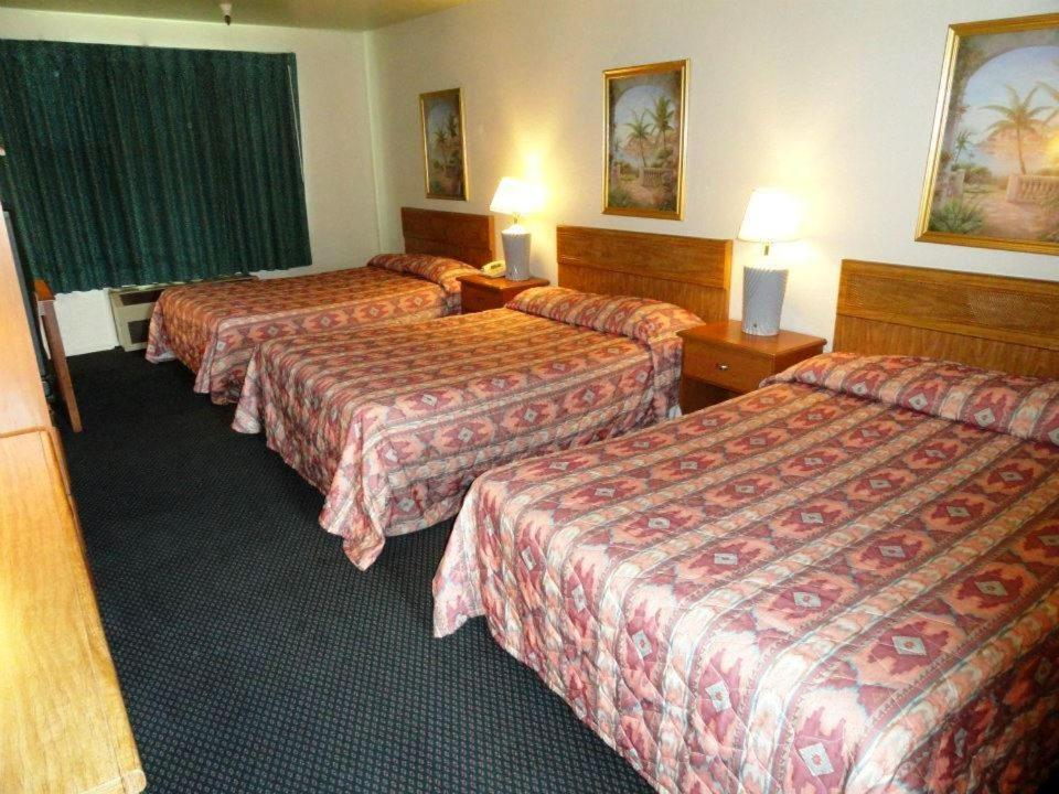 Applegate Inn Atwater Bagian luar foto