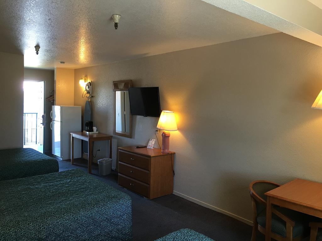 Applegate Inn Atwater Bagian luar foto
