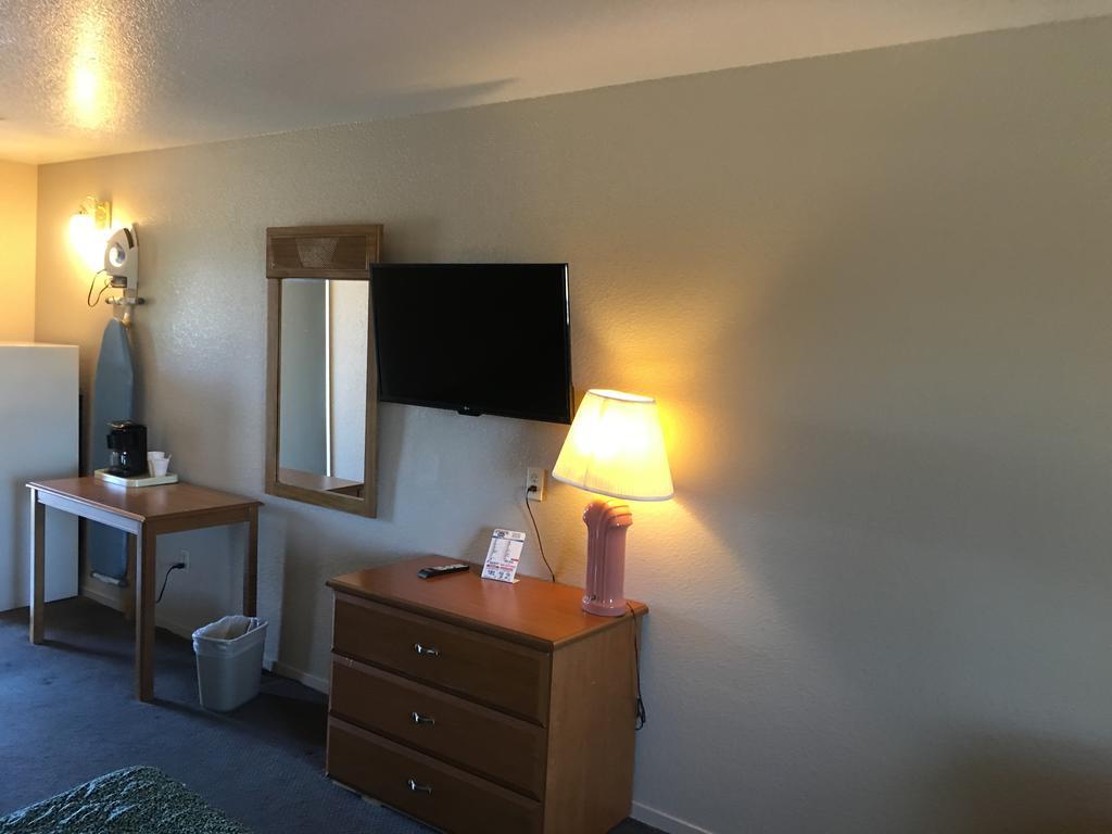 Applegate Inn Atwater Bagian luar foto