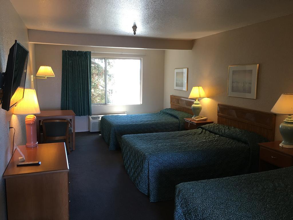 Applegate Inn Atwater Bagian luar foto