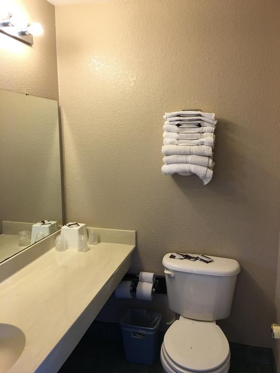Applegate Inn Atwater Bagian luar foto