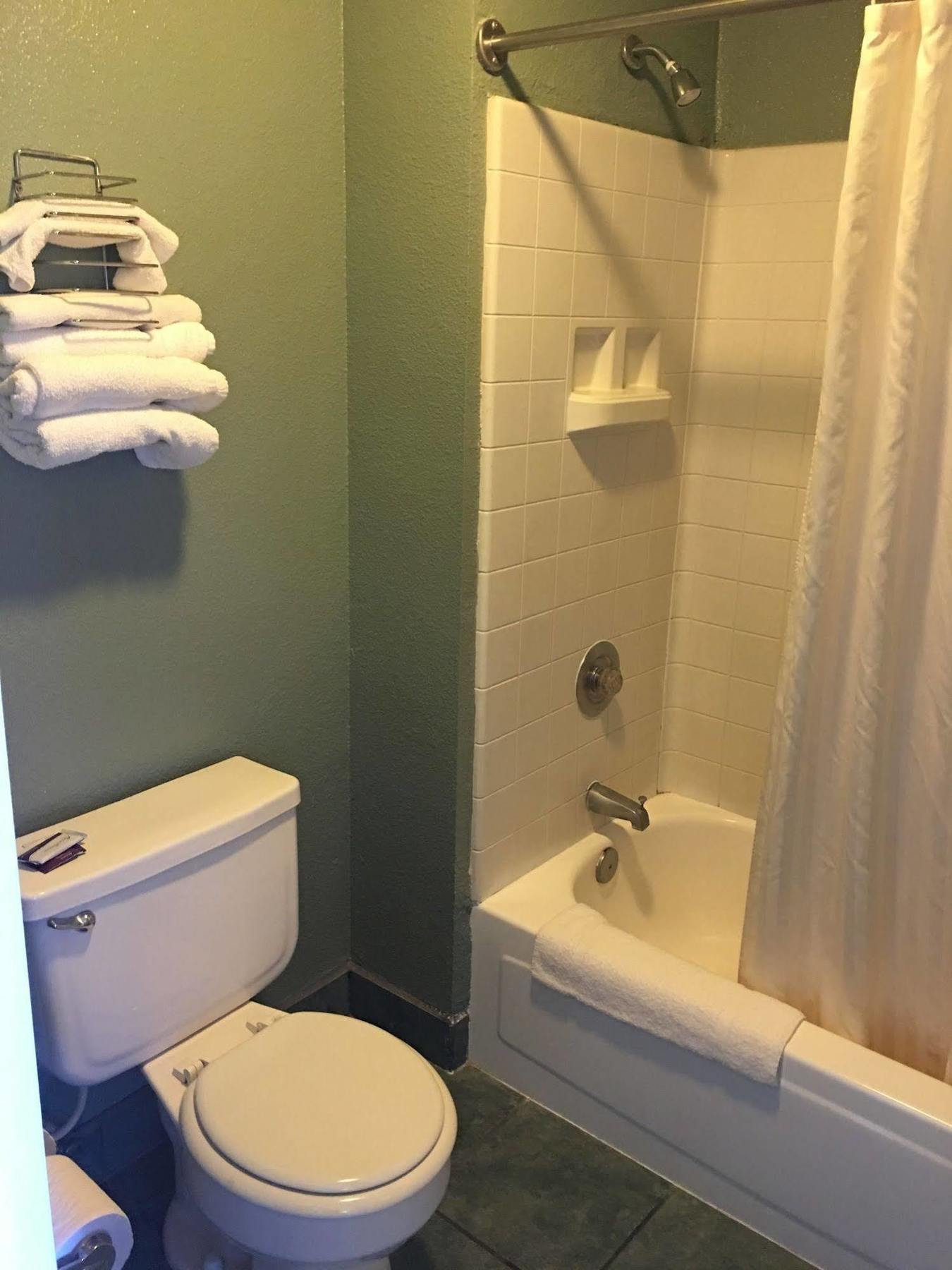 Applegate Inn Atwater Bagian luar foto