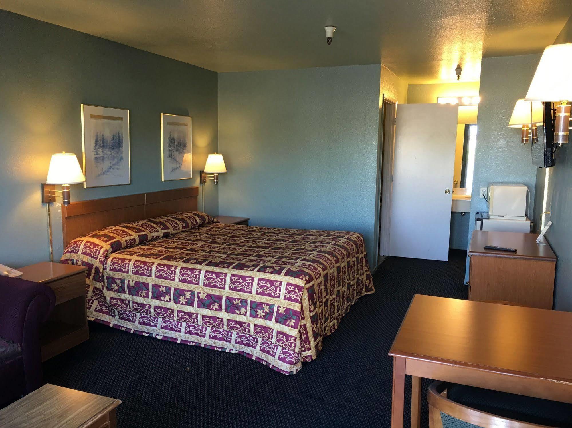Applegate Inn Atwater Bagian luar foto