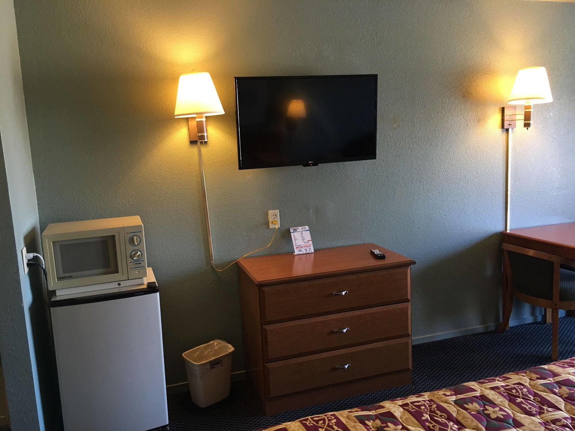Applegate Inn Atwater Bagian luar foto
