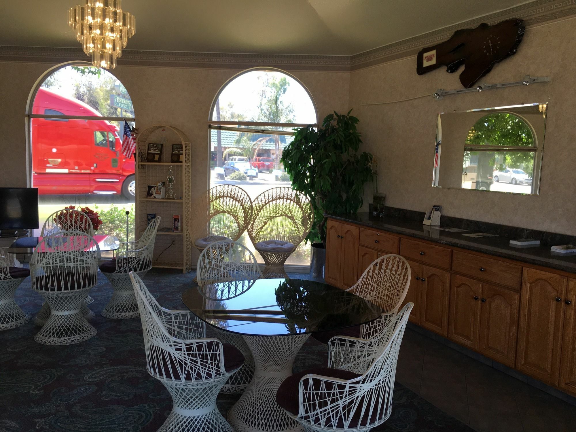 Applegate Inn Atwater Bagian luar foto